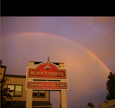 Slick's Que Sign